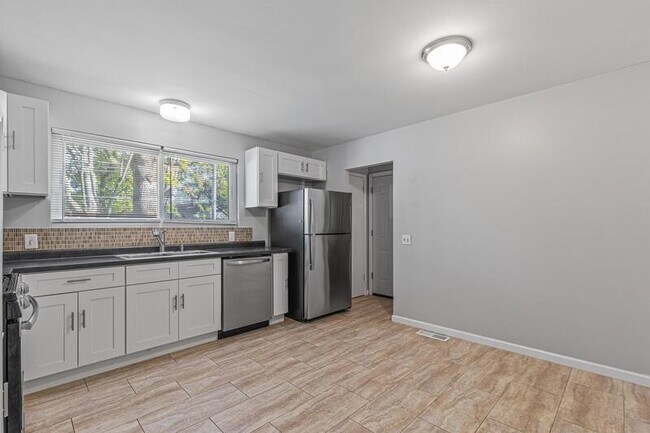 Foto del edificio - 3280 Brookshire Dr