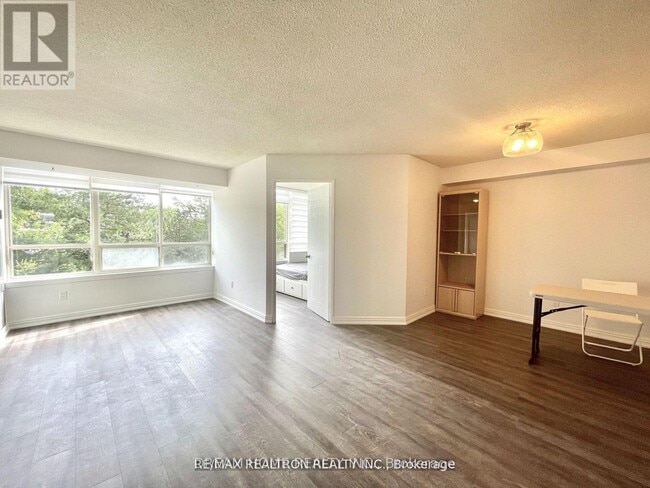 Building Photo - 5 Greystone Walk Dr