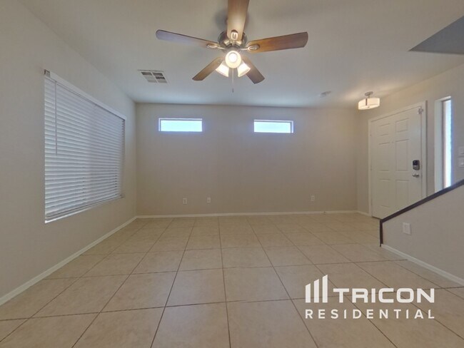 Foto del edificio - 16553 W Desert Bloom St