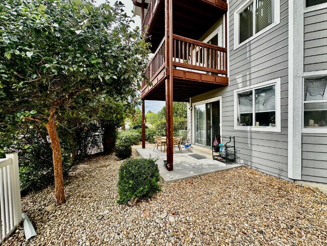 Foto del edificio - "Charming 2-Bed Condo Retreat in Aurora!"