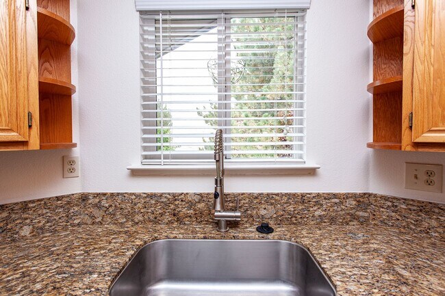 Foto del edificio - AVAILABLE FOR IMMEDIATE OCCUPANCY