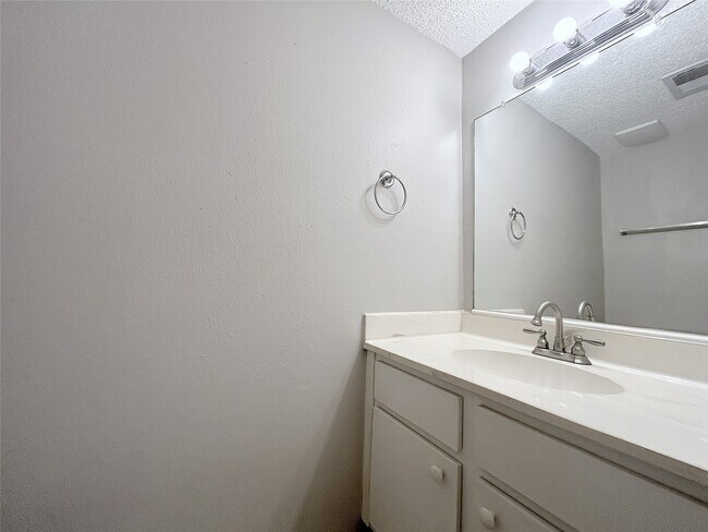 Foto del edificio - 13611 Garden Grove Ct