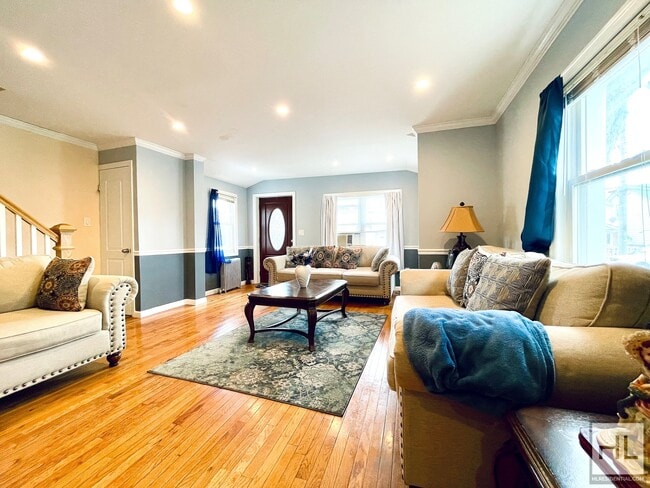 Building Photo - Single-Family 3 Bed 2 Bath HOUSE | 114th D...