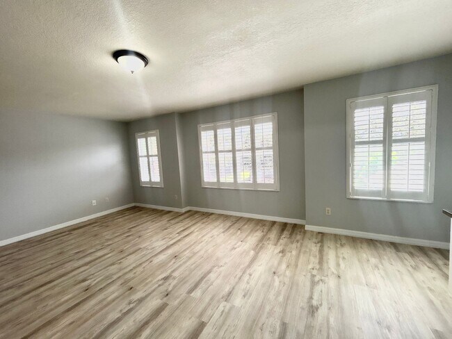 Foto del edificio - Spacious Studio/Garage Apartment in the De...