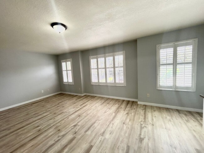Building Photo - Spacious Studio/Garage Apartment in the De...