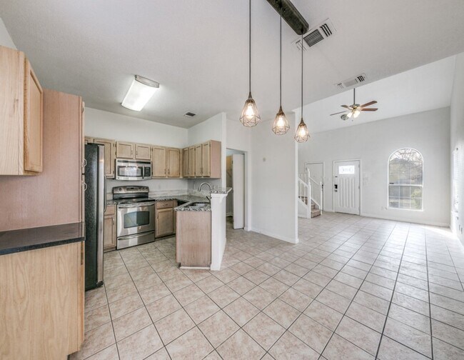 Building Photo - 16606 Winding Oak Dr