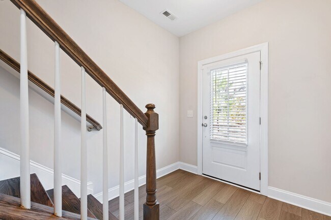Building Photo - 4 Bedroom/3.5 bath luxurious townhome in S...