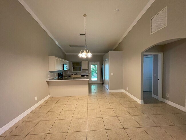 Foto del edificio - CUTE 2 Bedroom 2 Bath duplex