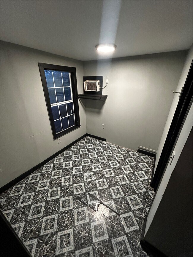 Foto del edificio - 8915 Irvington Blvd