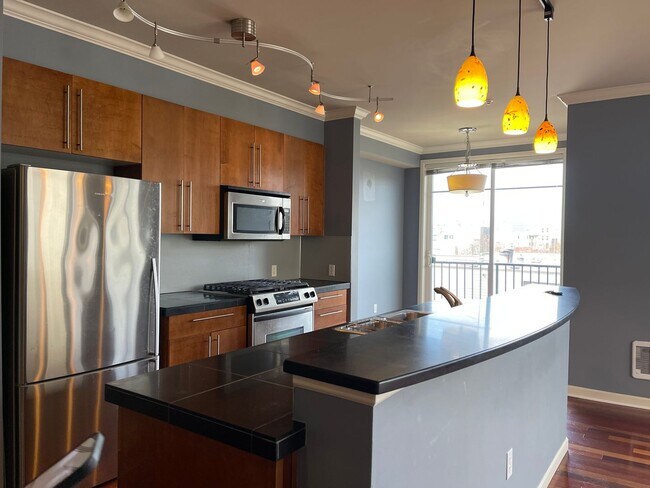 Foto del edificio - CLICK "REQUEST A TOUR" NOW!