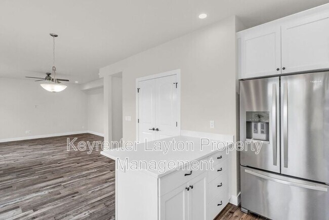 Building Photo - 1432 E Daylily Ct