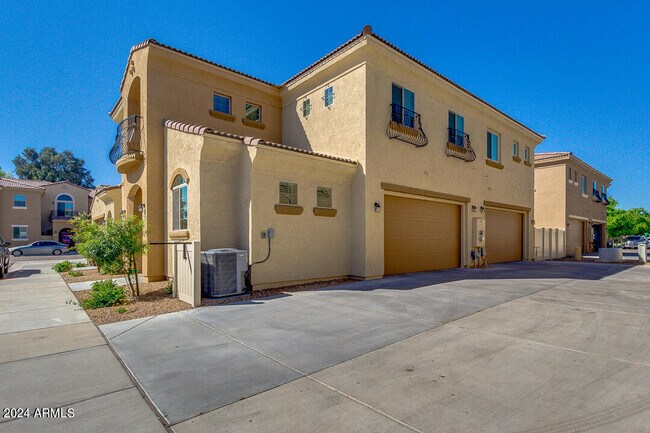 Building Photo - 1367 S Country Club Dr