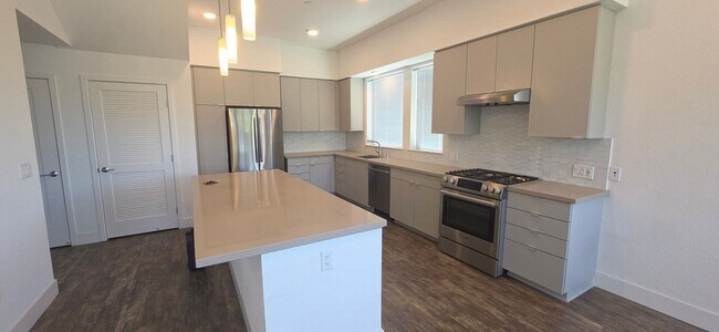 Foto del edificio - Luxury New Build with 2 En-Suites | Quartz Kitchen | Prime Fremont Location