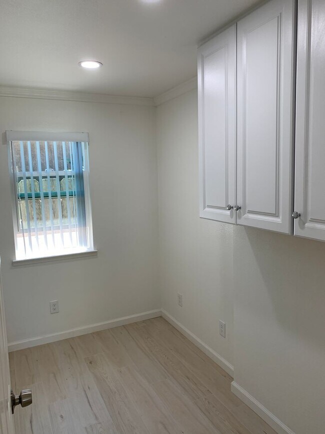 Building Photo - LABOR DAY SPECIAL - 2 WEEKS FREE RENT!!
