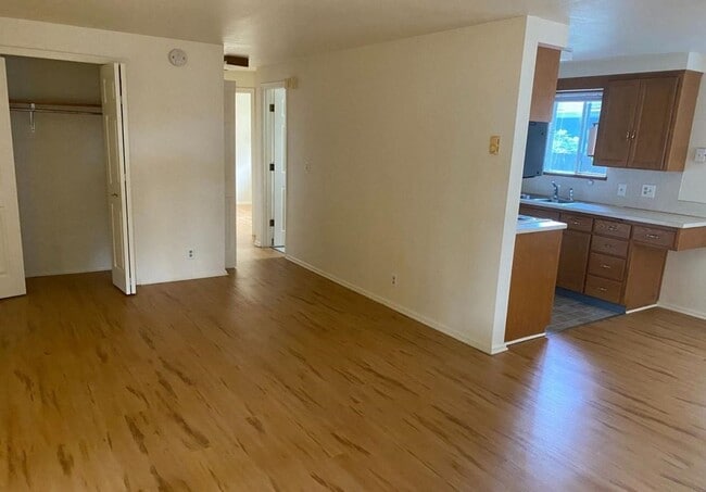 Building Photo - Smithoak Duplex