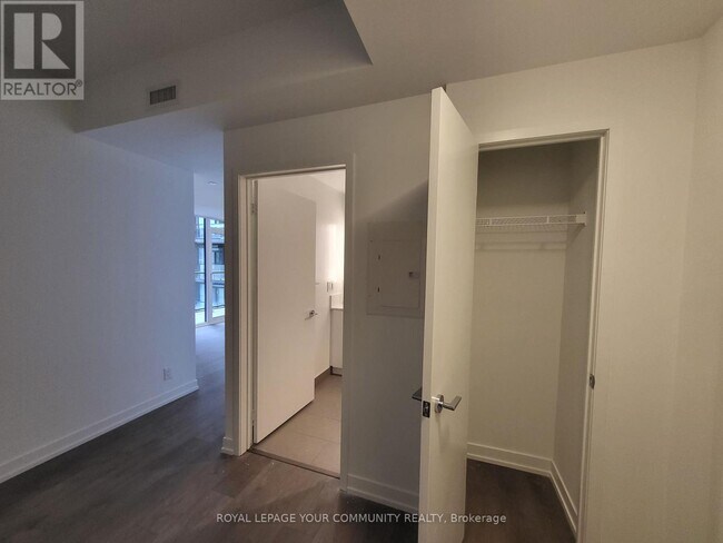 Building Photo - 270-270 Dufferin St