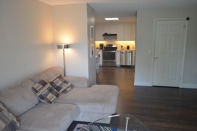 Building Photo - 10 Northbrook Dr