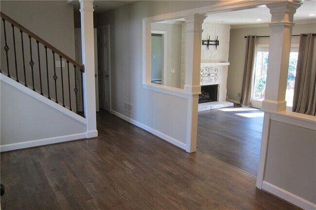 Building Photo - 1525 Huntingford Dr