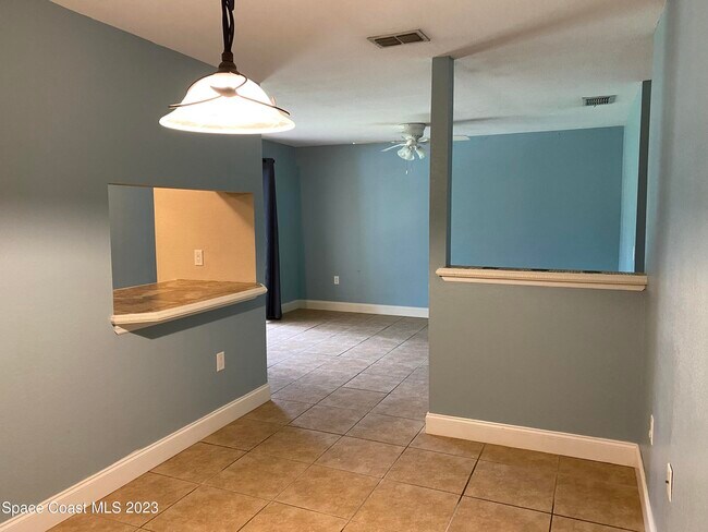 Building Photo - 210 Spring Dr