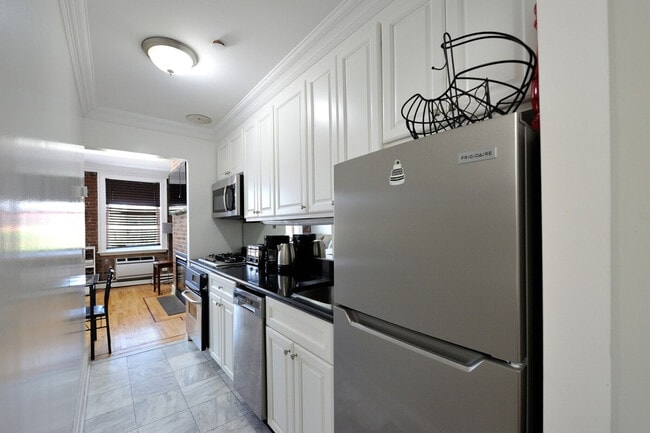 Building Photo - 692 10th Ave