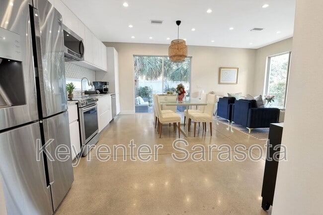 Photo - 2056 Roselawn St House