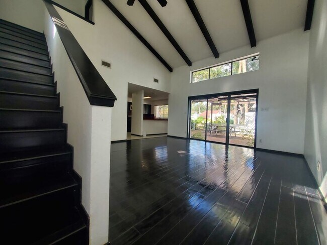 Building Photo - 120 Sunflower Ave