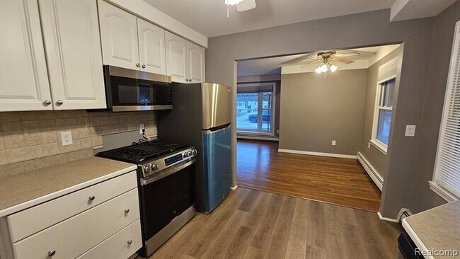 Foto del edificio - Beautifully Updated 3-Bedroom Home with Finished Basement & Spacious Backyard in Prime Royal Oak ...