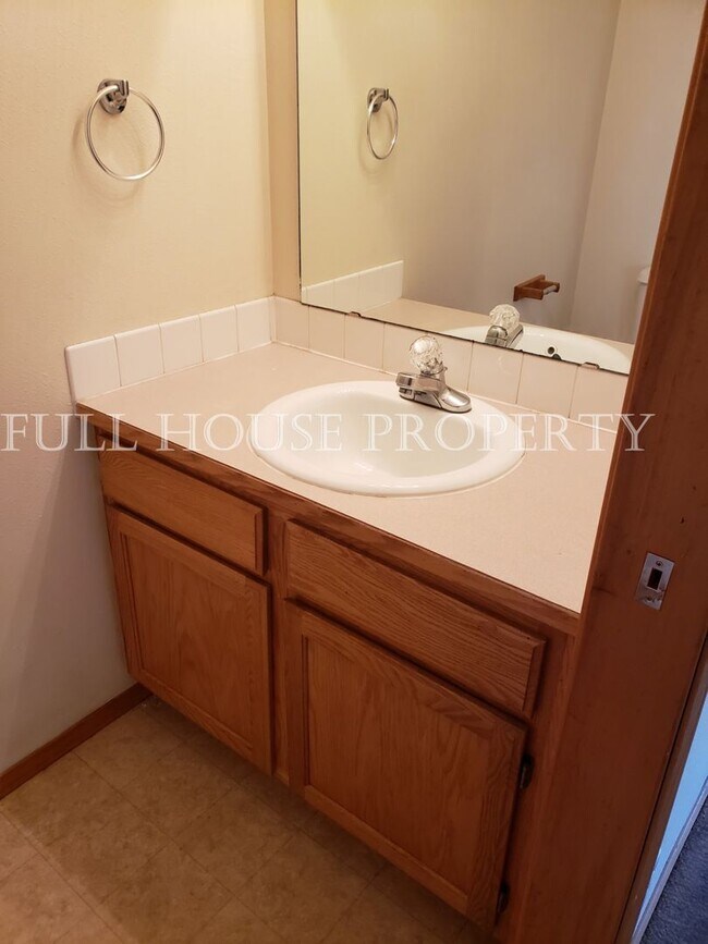 Building Photo - 4122 - 4124SouthE