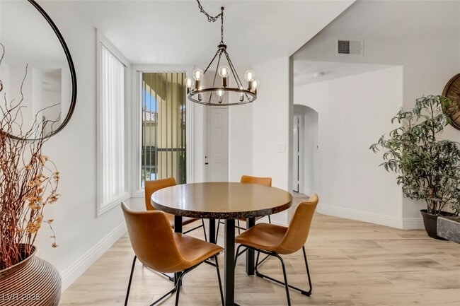 Foto del edificio - 2050 W Warm Springs Rd