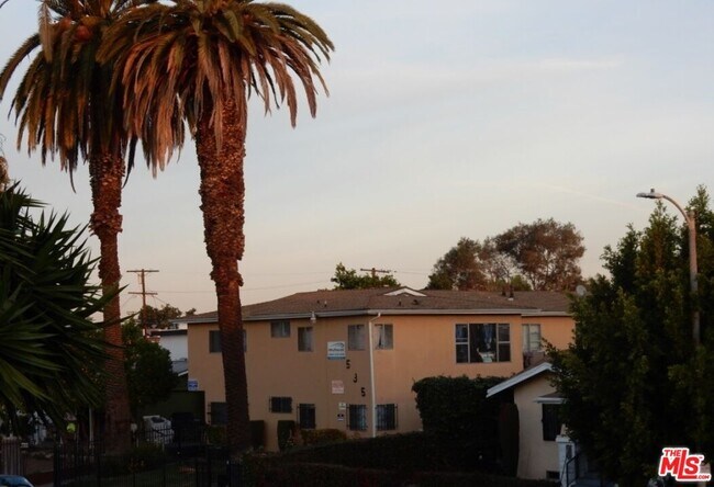 Building Photo - 533 W 75th St