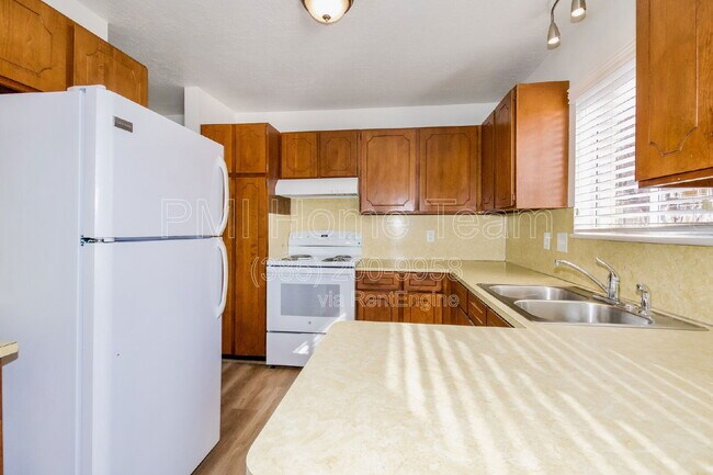 Building Photo - 35 E 400 N