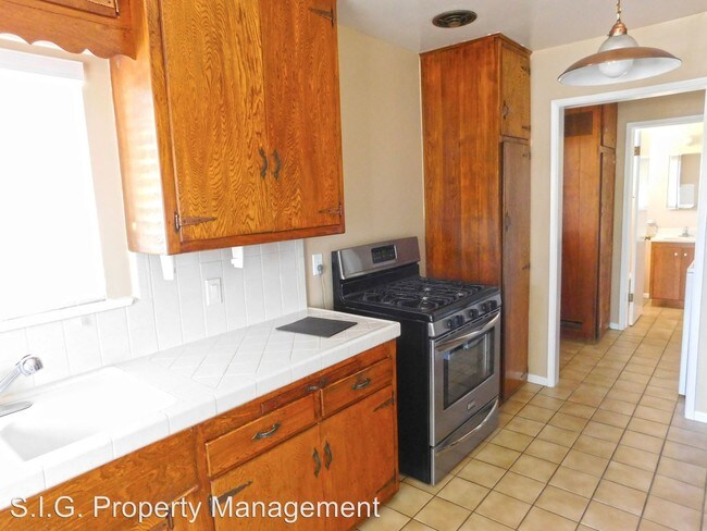 Building Photo - 9836 Cabanas Ave