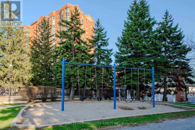 Photo du bâtiment - 2466 Eglinton Ave E