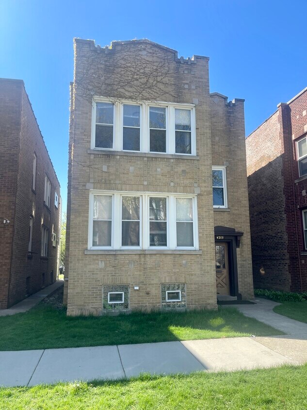 4215 W Leland Ave Unit 2, Chicago, IL 60630 Room for Rent in Chicago