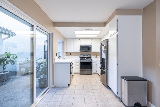 Foto del edificio - Charming 2 bed 2.5 bath townhome in oxnard