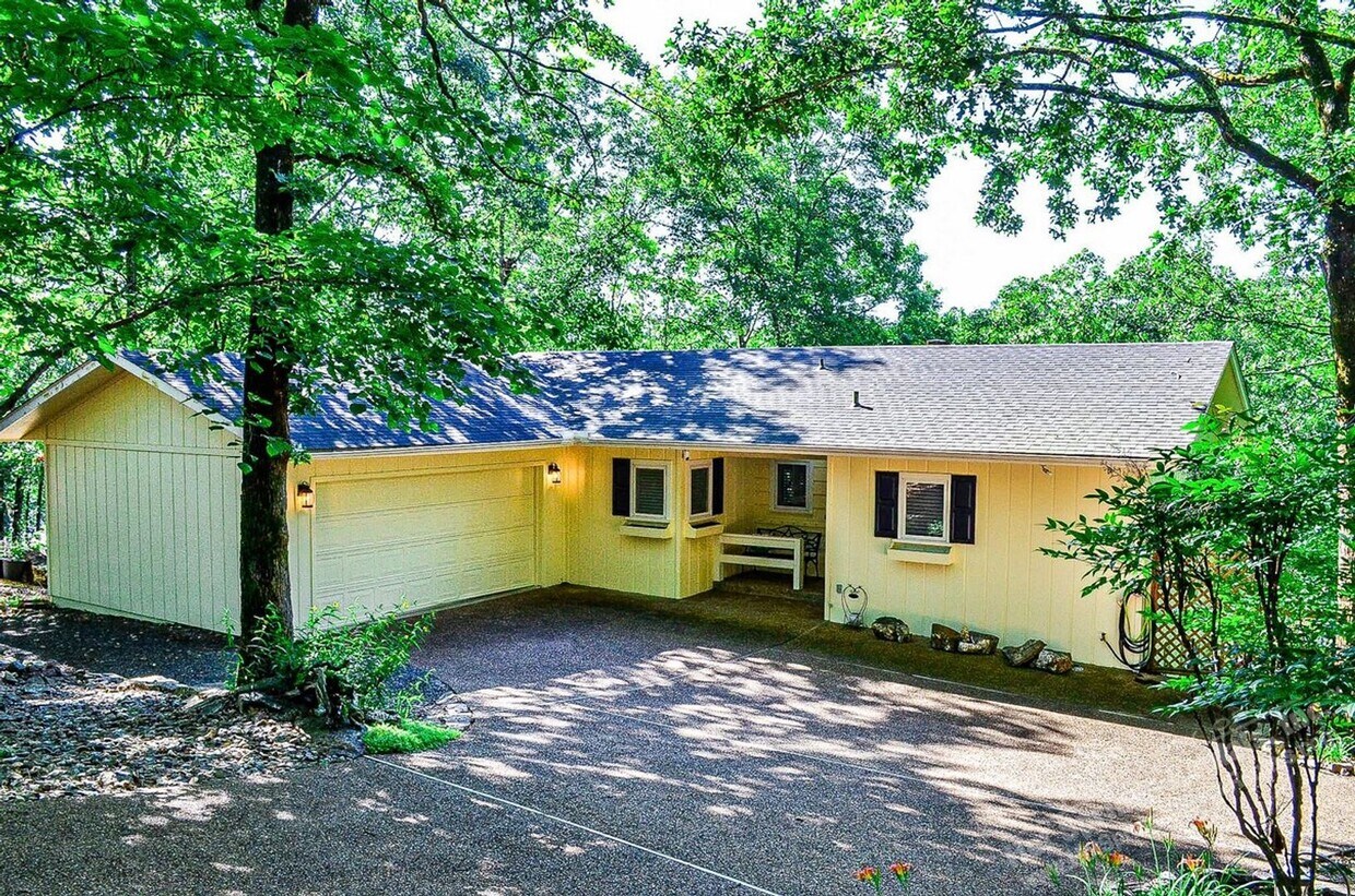 Primary Photo - Lake Pineda | Home| Unfurnished