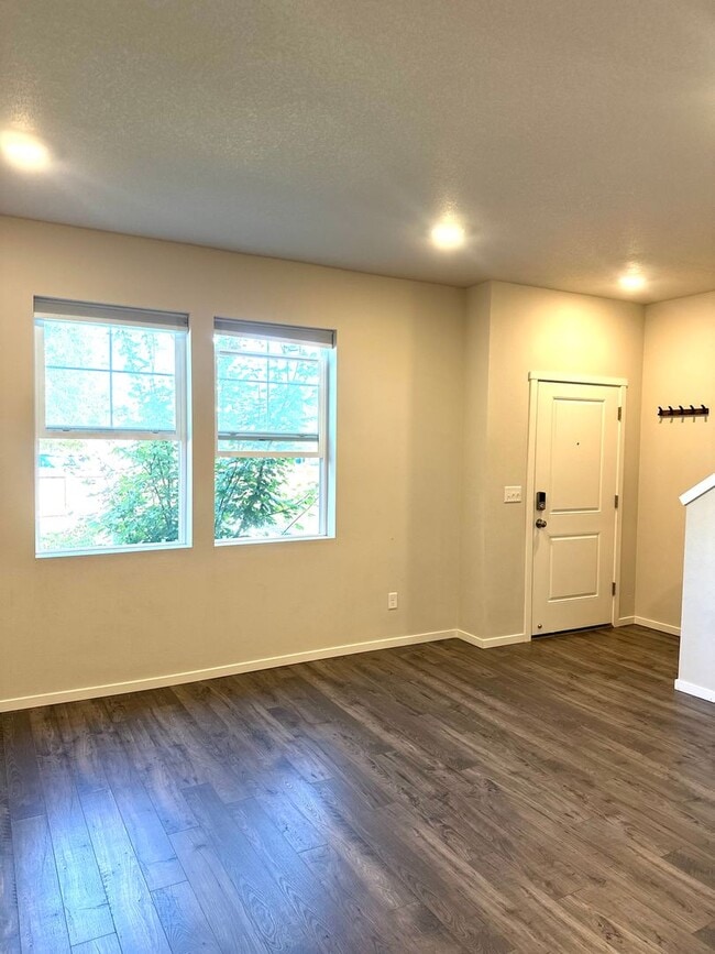 Building Photo - ? Modern 3-Bedroom Townhouse with Bright O...
