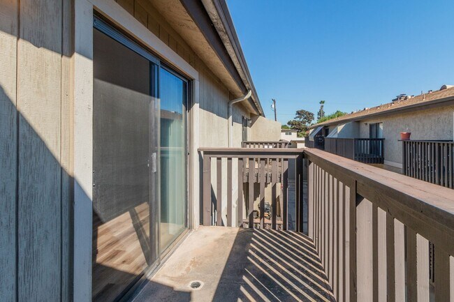 Building Photo - 2 Bedrooms, 1 1/2 bathroom condo in Downto...