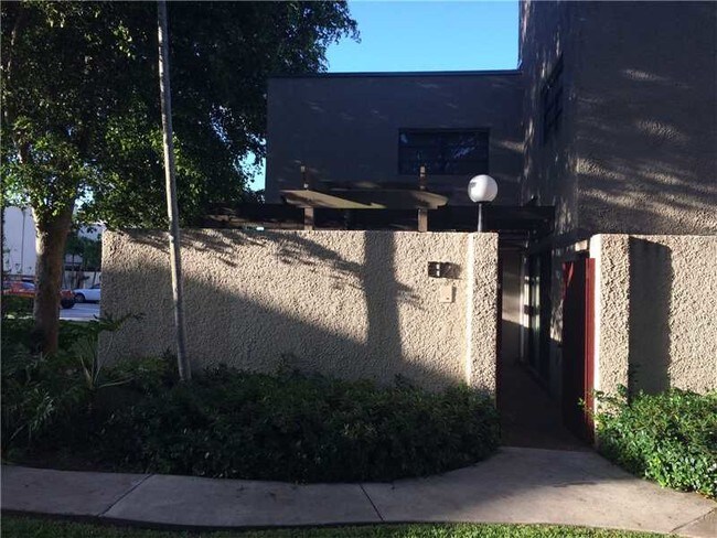 Building Photo - 4724 SW 67th Ave