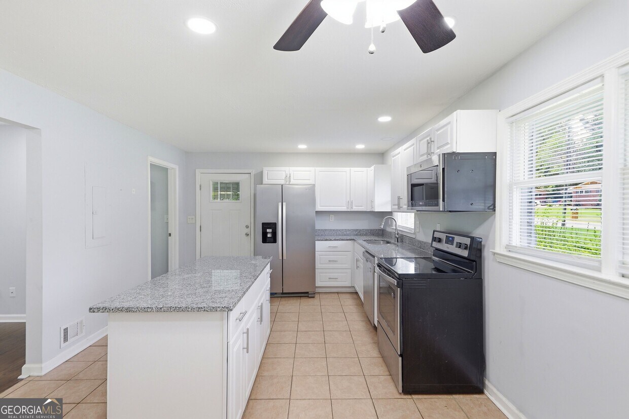 Building Photo - 3150 Dogwood Dr