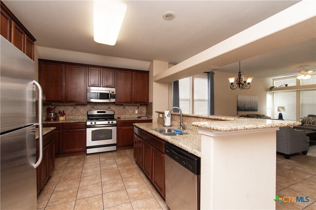 Building Photo - 421 Shadow Point