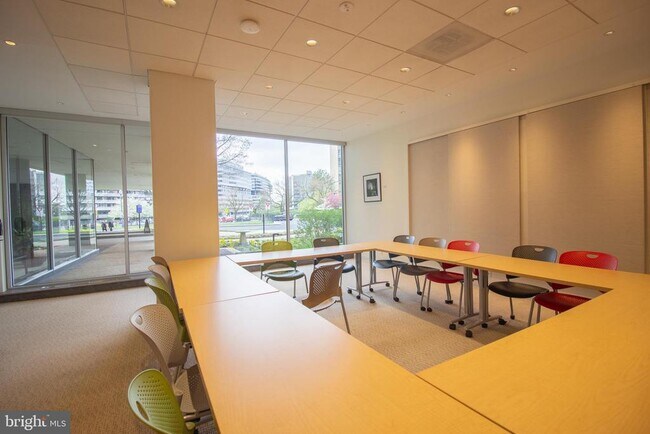 Foto del edificio - 2475 Virginia Ave NW