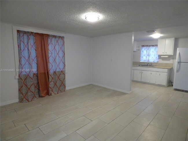 Building Photo - 1135 E Voorhis Ave