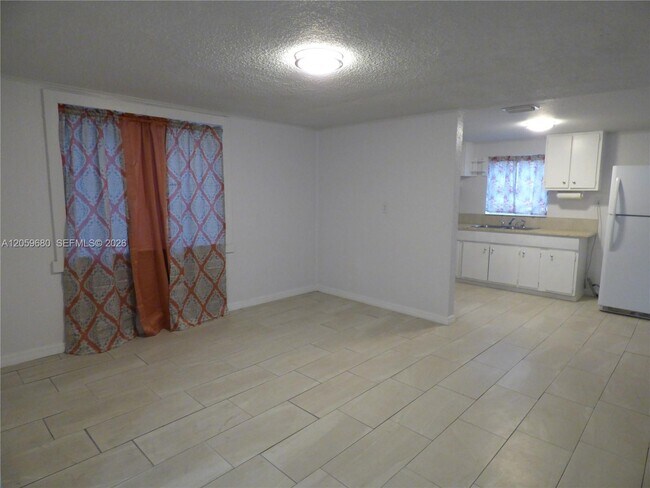 Foto del edificio - 1135 E Voorhis Ave