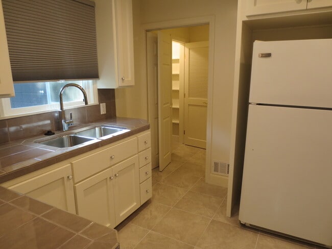 Kitchen & Pantry - 1403 S Catalina Ave