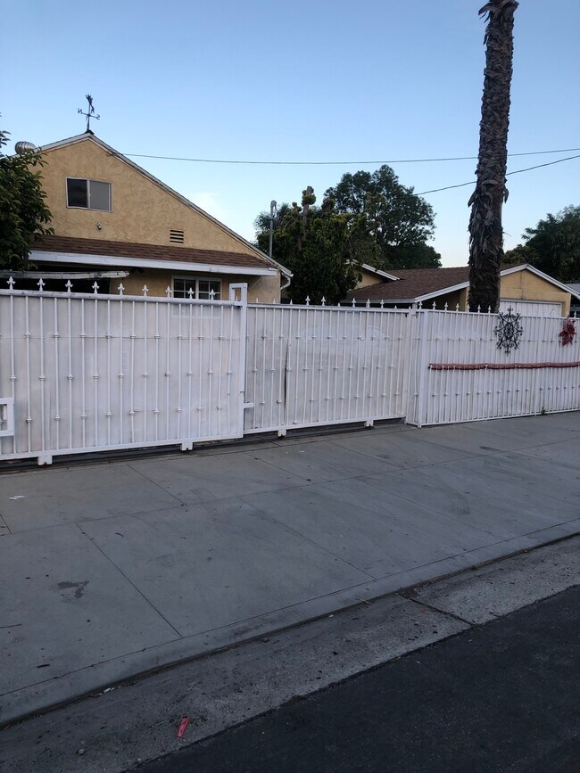 Foto del edificio - 7542 Newcastle Ave