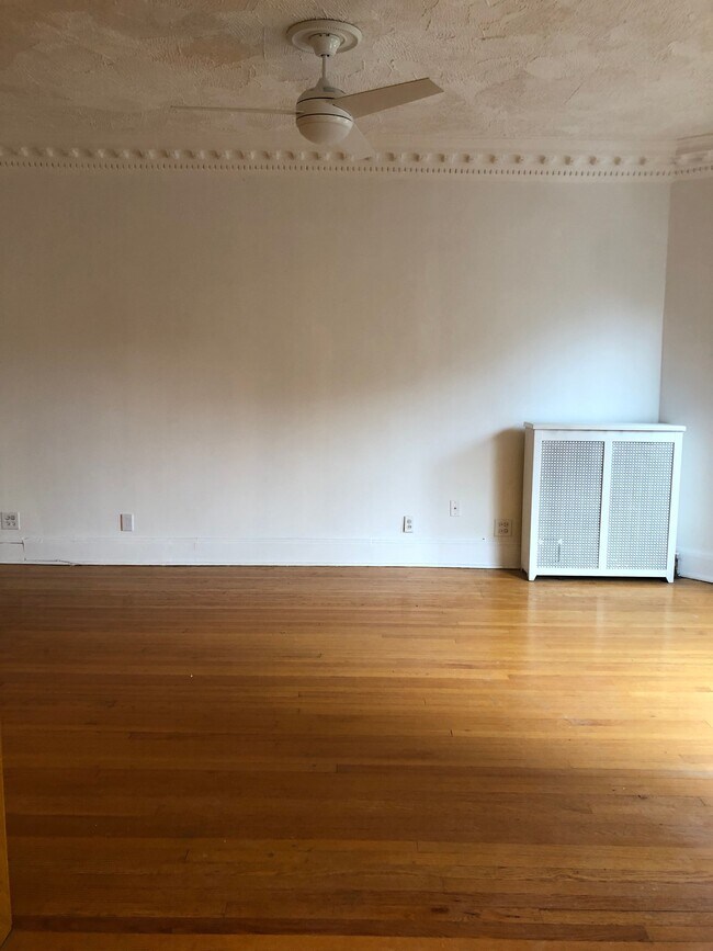 Building Photo - 817 W Belle Plaine Ave