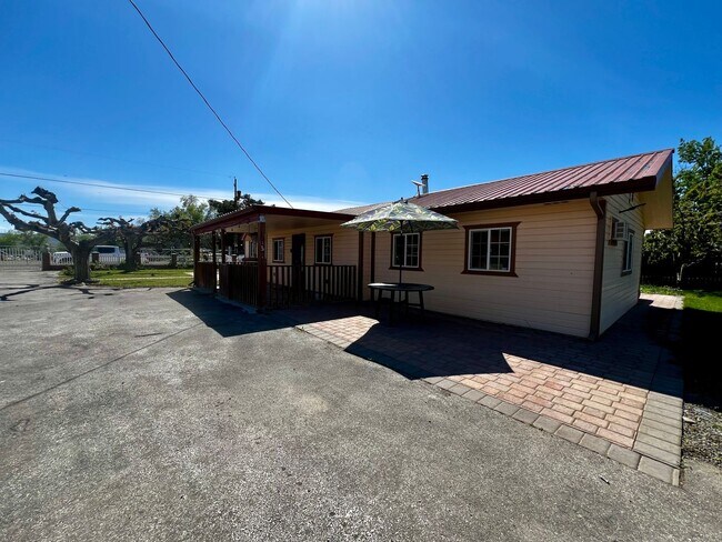 Foto del edificio - Non-Refundable & Security Deposit Total: $...
