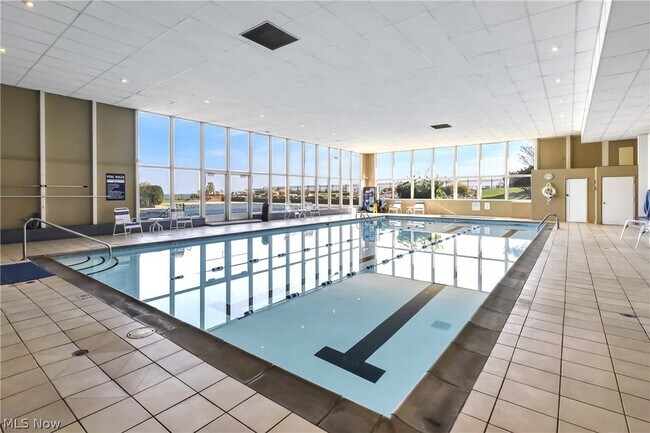 Foto del edificio - 12900 Lake Ave