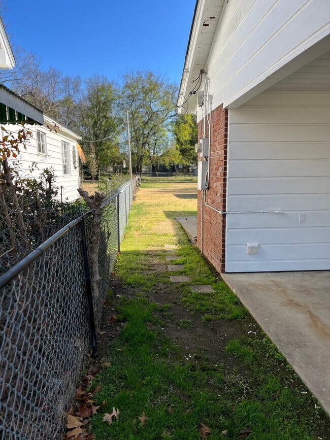 Building Photo - 3 Bed 1.5 Bath Home